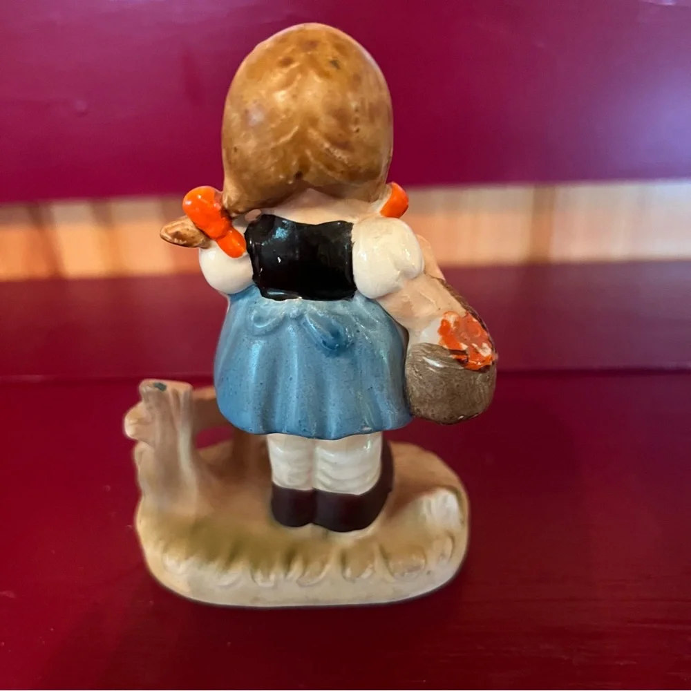 💚Hand-painted girl figurine - Picture 2 of 4